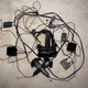 Muchísimos cables. El HTC Vive viene con cuatro cables de alimentación, dos controladores, una caja de enlace y las propias gafas.